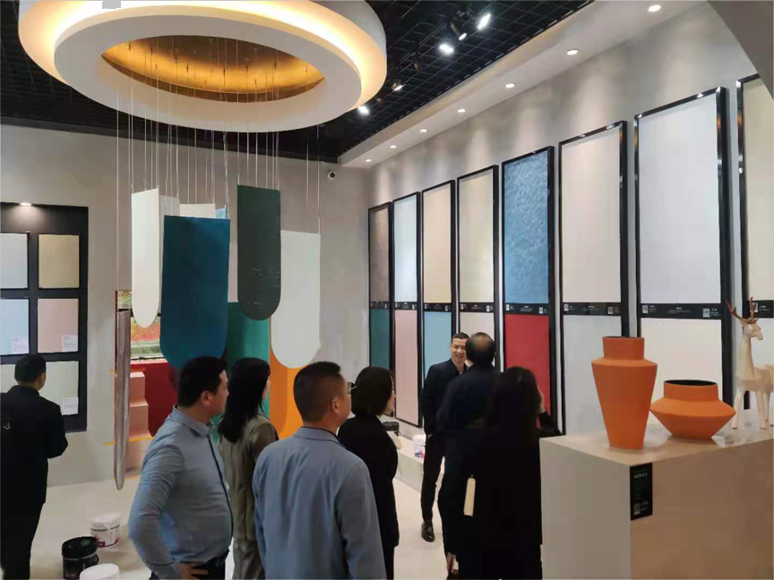 参观诺莱斯克展厅 参观诺莱斯克展厅
